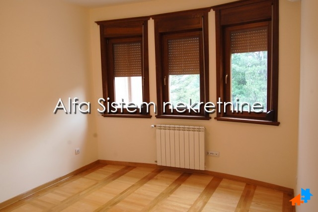 Izdavanje: Šestosoban stan 250 m², Savski venac – Beograd