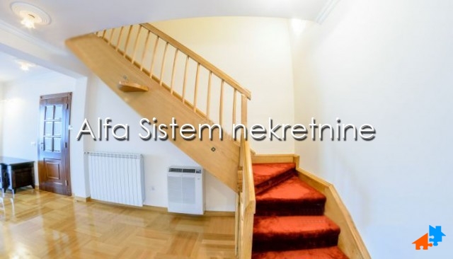 Izdavanje: Šestosoban stan 250 m², Savski venac – Beograd
