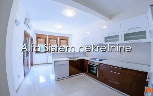 Izdavanje: Šestosoban stan 250 m², Savski venac – Beograd