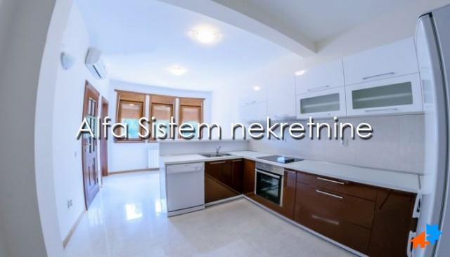 Izdavanje: Šestosoban stan 250 m², Savski venac – Beograd