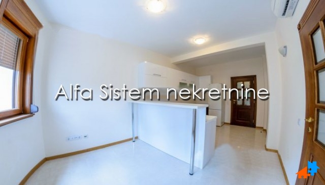 Izdavanje: Šestosoban stan 250 m², Savski venac – Beograd