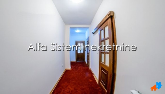 Izdavanje: Šestosoban stan 250 m², Savski venac – Beograd