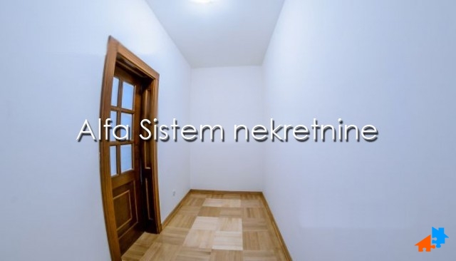 Izdavanje: Šestosoban stan 250 m², Savski venac – Beograd