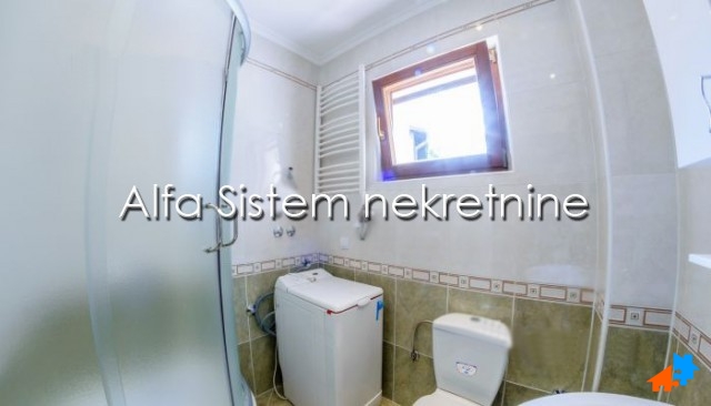 Izdavanje: Šestosoban stan 250 m², Savski venac – Beograd