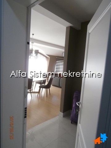 Izdavanje: Četvorosoban stan 180 m², Vračar – Beograd