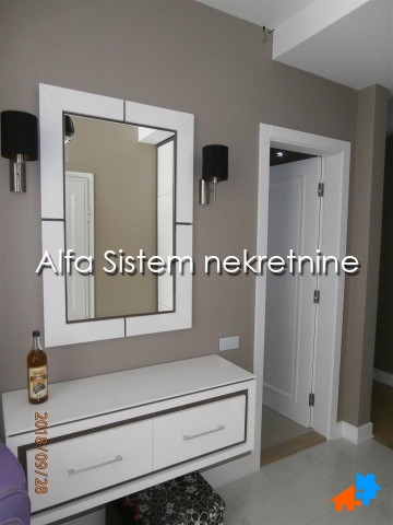 Izdavanje: Četvorosoban stan 180 m², Vračar – Beograd