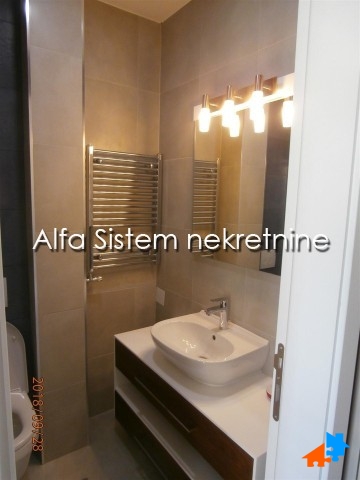 Izdavanje: Četvorosoban stan 180 m², Vračar – Beograd
