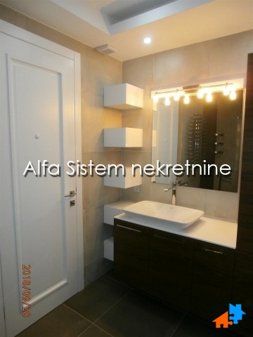 Izdavanje: Četvorosoban stan 180 m², Vračar – Beograd