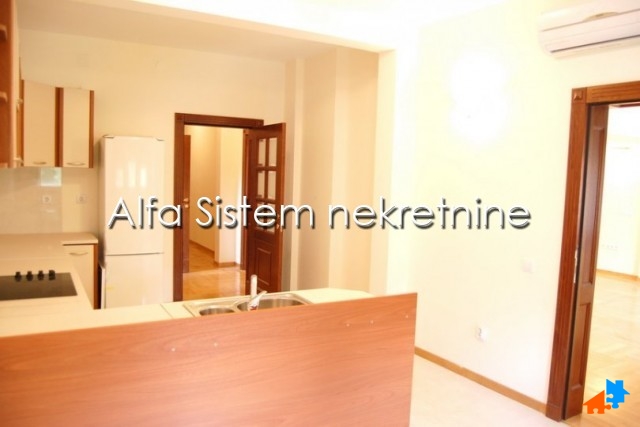 Izdavanje: Šestosoban stan 250 m², Savski venac – Beograd