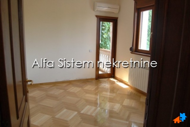 Izdavanje: Šestosoban stan 250 m², Savski venac – Beograd
