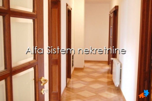Izdavanje: Šestosoban stan 250 m², Savski venac – Beograd