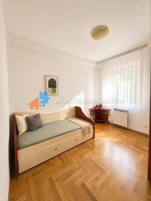 Izdavanje: Četvorosoban stan 95 m², Dedinje – Beograd