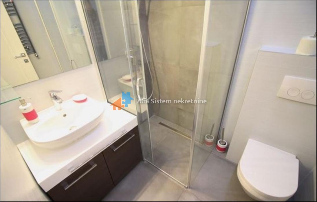 Izdavanje: Četvorosoban stan 180 m², Vračar – Beograd