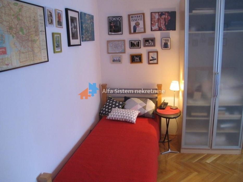 Izdavanje: Trosoban stan 90 m², Savski venac – Beograd