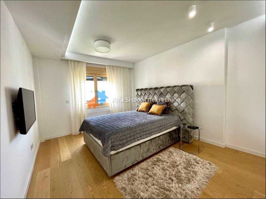 Izdavanje: Petosoban stan 240 m², Vračar – Beograd