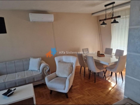 Izdavanje: Četvorosoban stan 100 m², Zvezdara – Beograd
