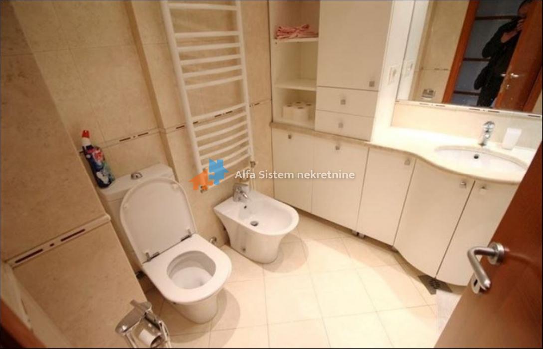 Izdavanje: Četvorosoban stan 157 m², Savski venac – Beograd