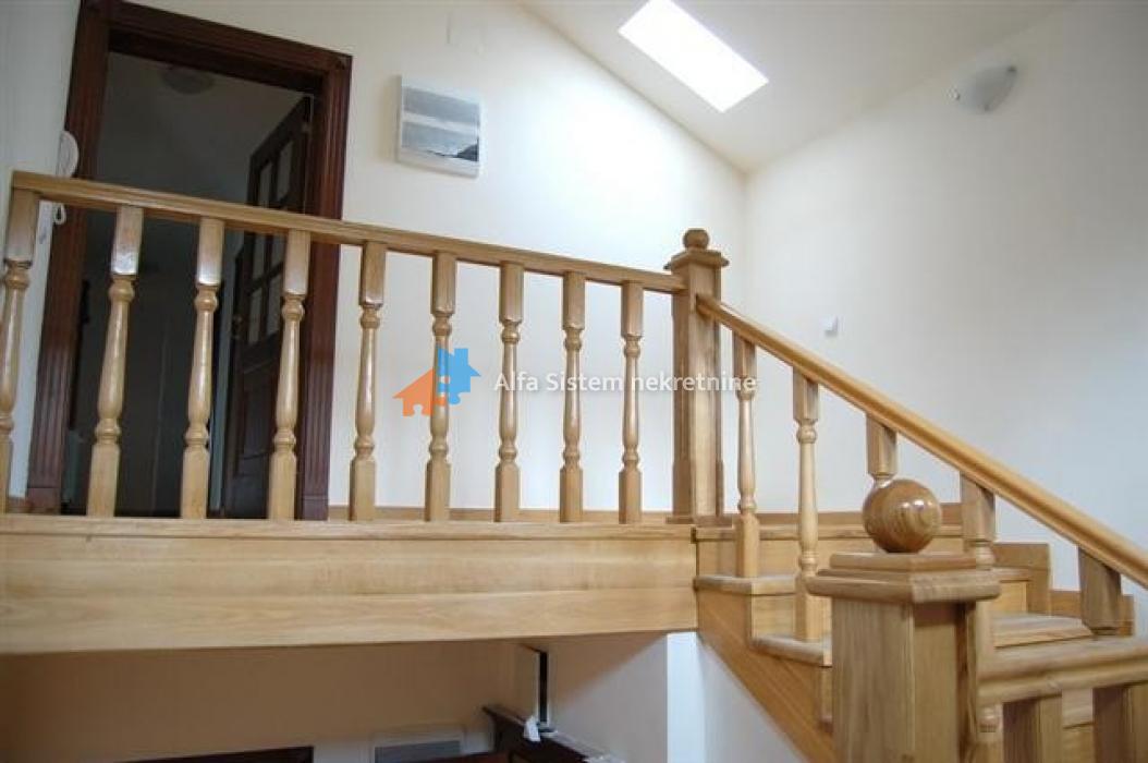 Izdavanje: Šestosoban stan 300 m², Savski venac – Beograd