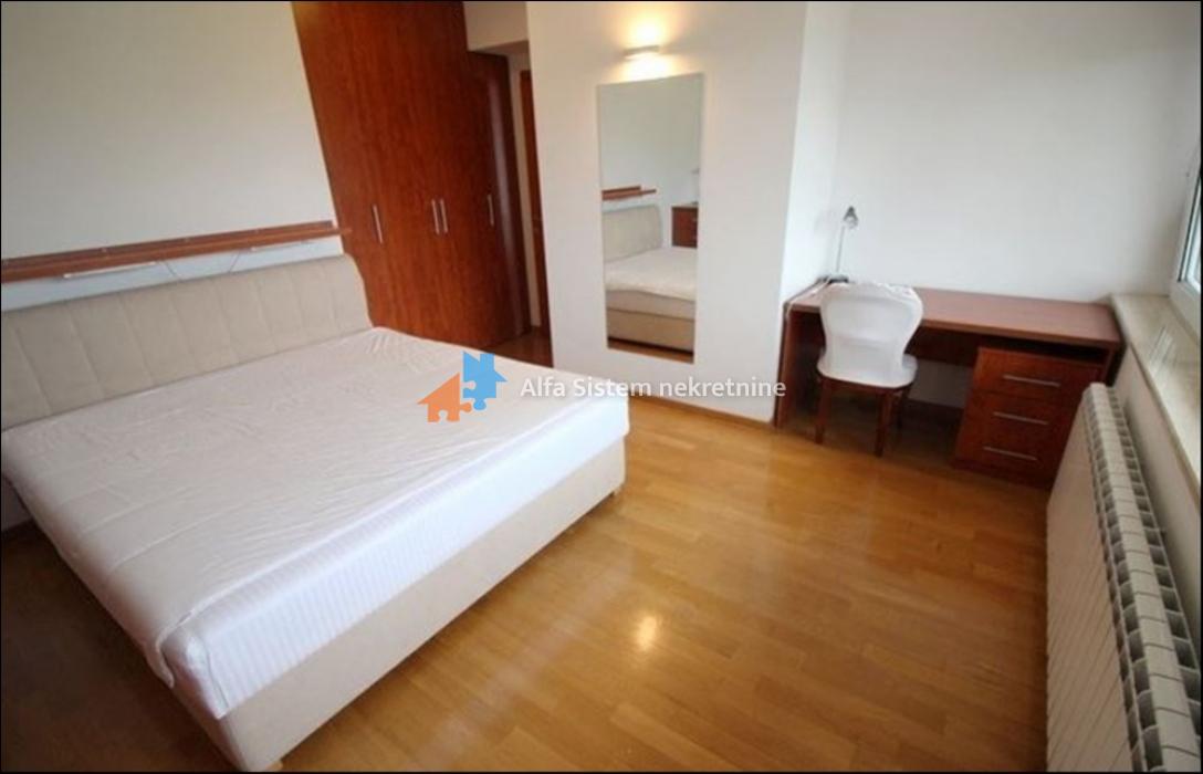 Izdavanje: Četvorosoban stan 157 m², Savski venac – Beograd
