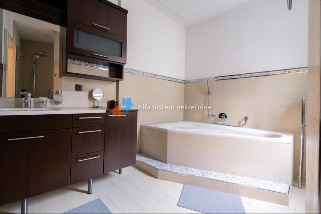 Izdavanje: Četvorosoban stan 140 m², Stari grad – Beograd