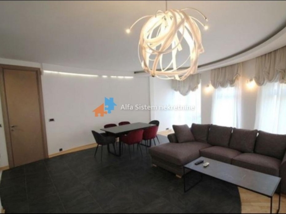 Izdavanje: Četvorosoban stan 150 m², Savski venac – Beograd