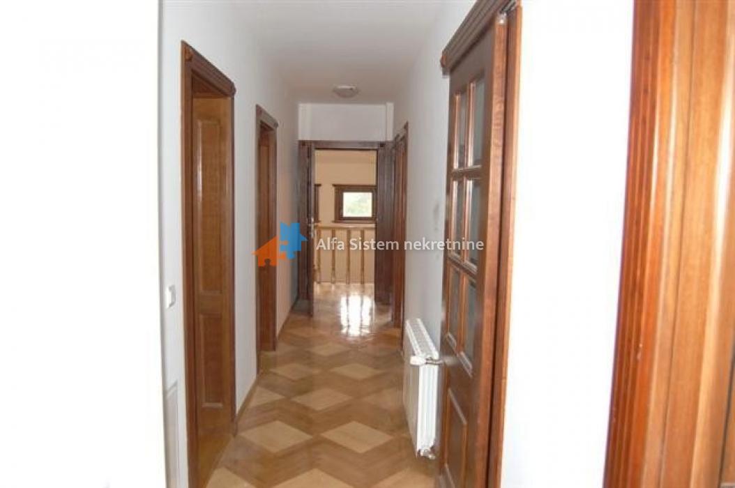 Izdavanje: Šestosoban stan 300 m², Savski venac – Beograd