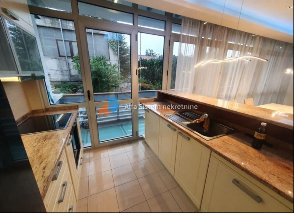 Izdavanje: Četvorosoban stan 148 m², Savski venac – Beograd