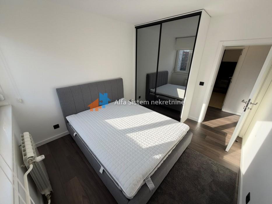 Izdavanje: Četvorosoban stan 80 m², Savski venac – Beograd