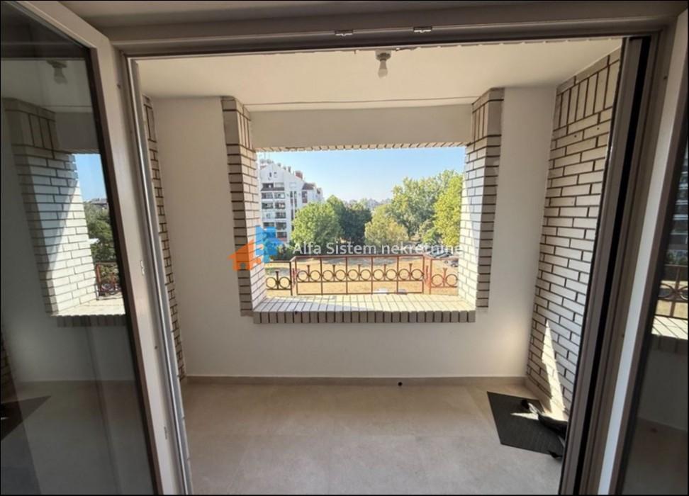 Izdavanje: Četvorosoban stan 90 m², Bežanijska kosa – Beograd