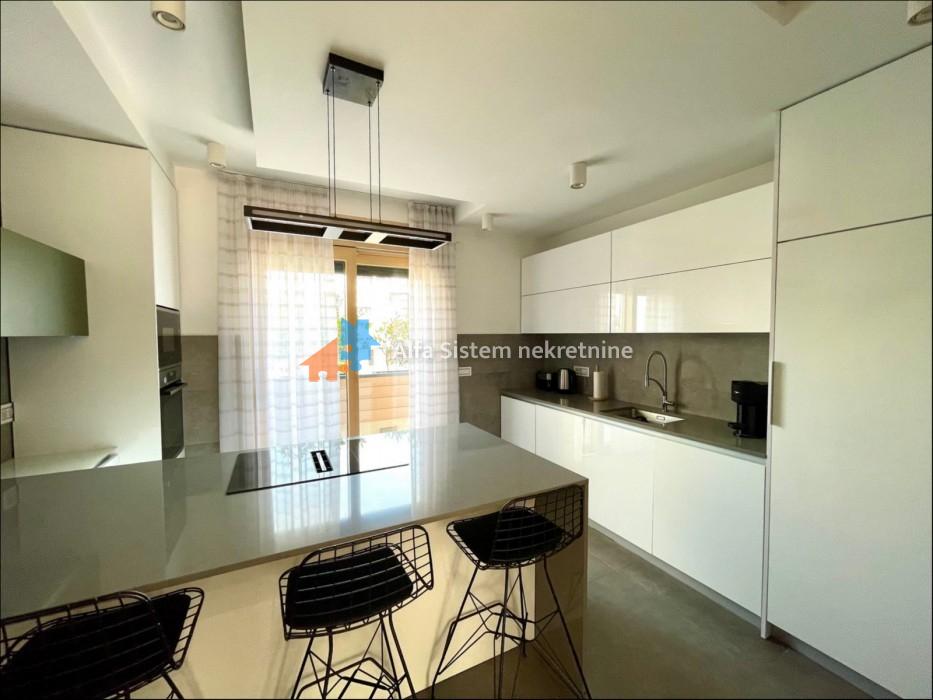 Izdavanje: Petosoban stan 240 m², Vračar – Beograd