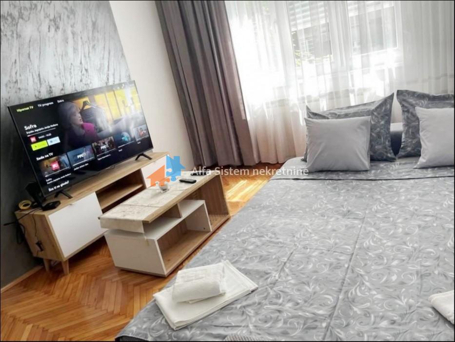 Izdavanje: Dvoiposoban stan 64 m², Savski venac – Beograd