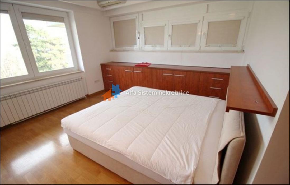 Izdavanje: Četvorosoban stan 157 m², Savski venac – Beograd
