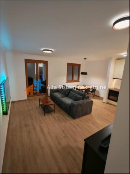 Izdavanje: Trosoban stan 77 m², Savski venac – Beograd