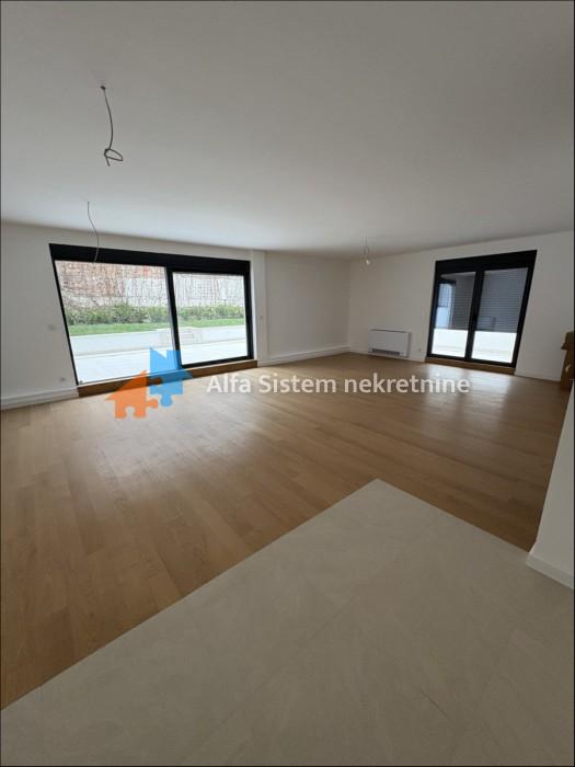Izdavanje: Četvorosoban stan 120 m², Savski venac – Beograd