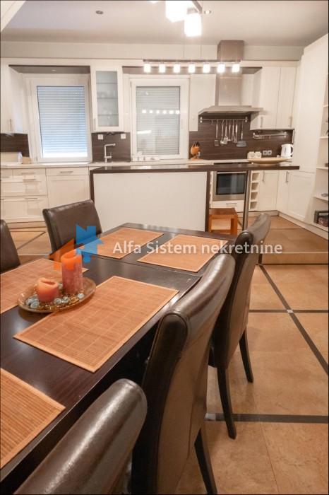 Izdavanje: Četvorosoban stan 140 m², Stari grad – Beograd