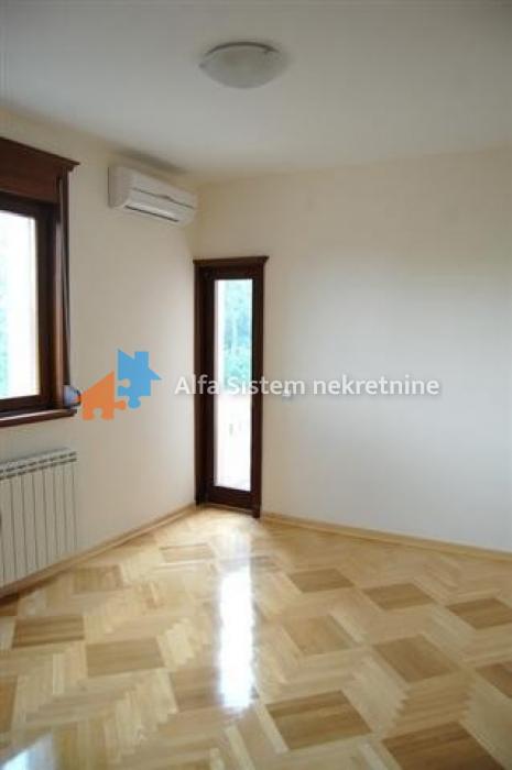 Izdavanje: Šestosoban stan 300 m², Savski venac – Beograd