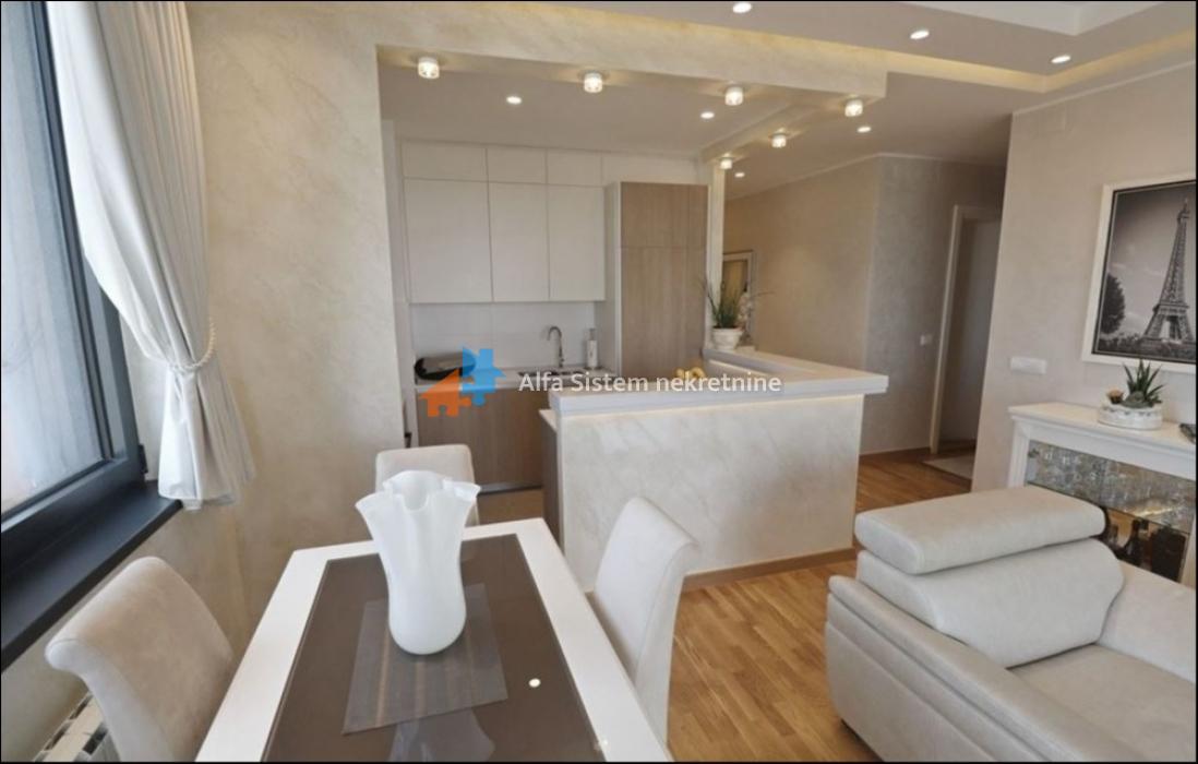 Izdavanje: Četvorosoban stan 90 m², Savski venac – Beograd