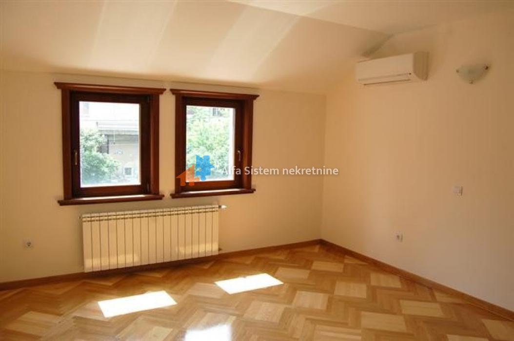 Izdavanje: Šestosoban stan 300 m², Savski venac – Beograd