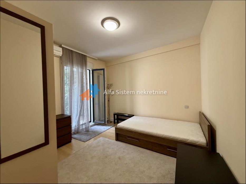 Izdavanje: Četvorosoban stan 185 m², Vračar – Beograd