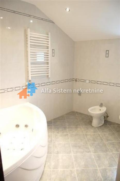 Izdavanje: Šestosoban stan 300 m², Savski venac – Beograd