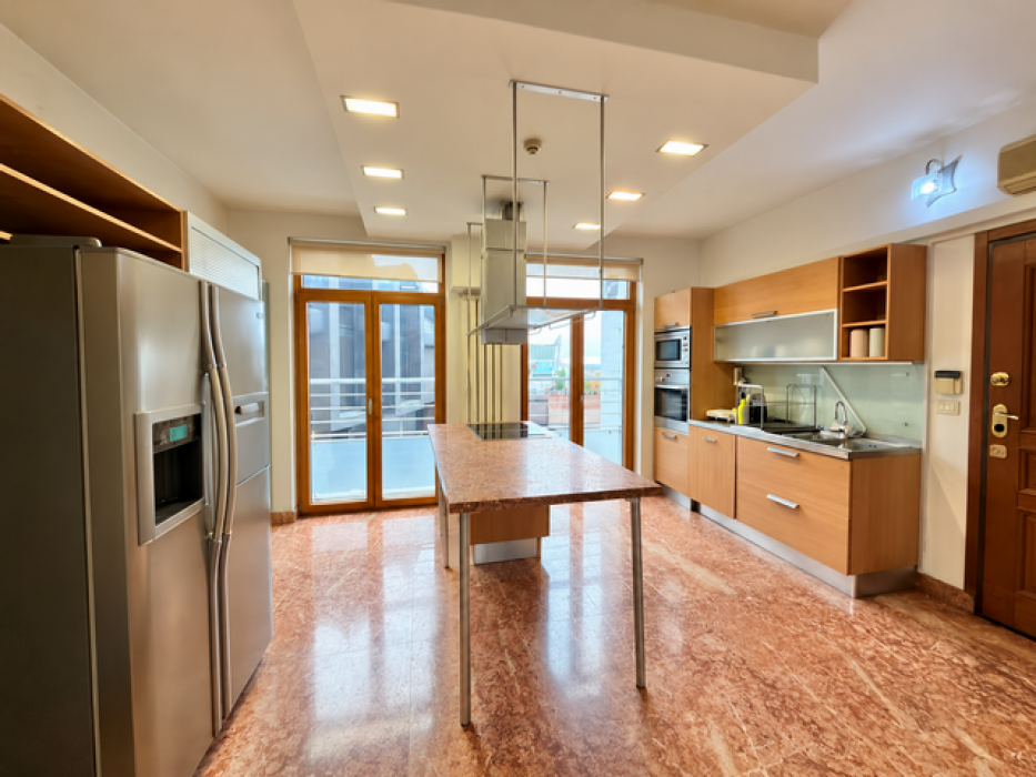 Izdavanje: Četvorosoban stan 222 m², Palilula – Beograd