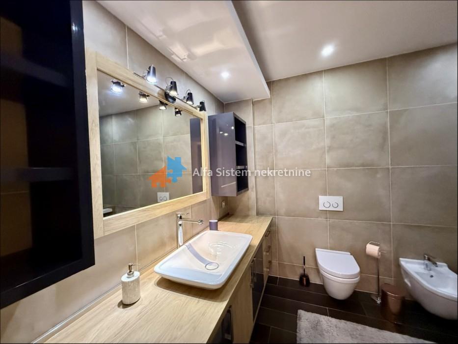 Izdavanje: Četvorosoban stan 185 m², Vračar – Beograd