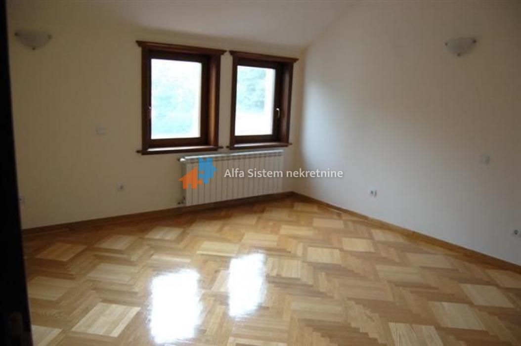 Izdavanje: Šestosoban stan 300 m², Savski venac – Beograd