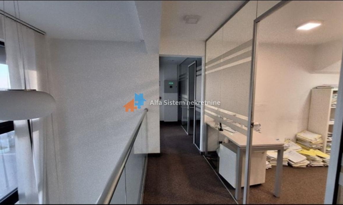 Izdavanje: Poslovni prostor 250 m², Karaburma – Beograd
