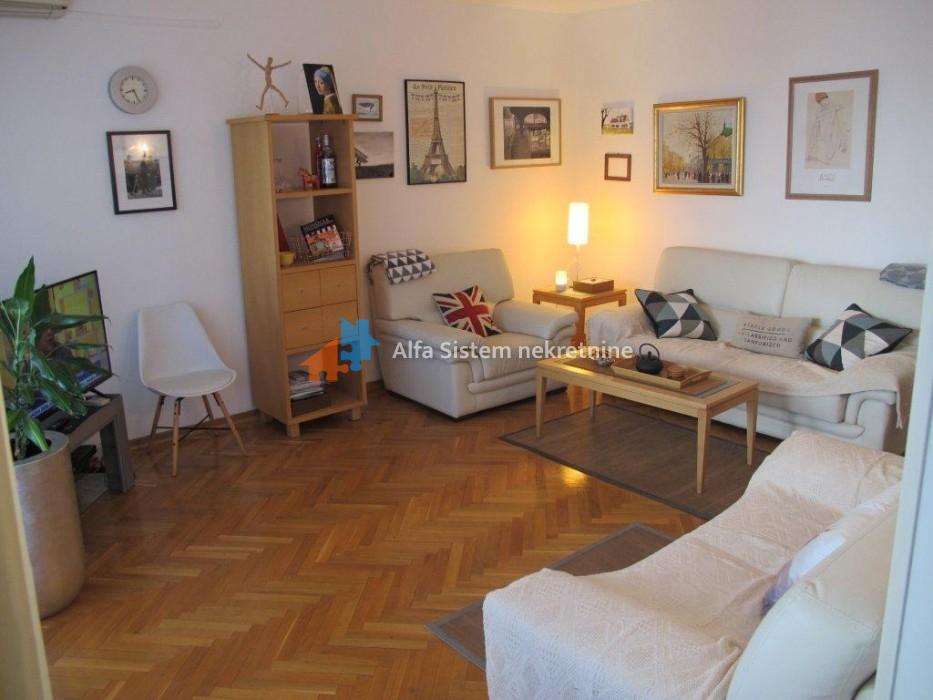 Izdavanje: Trosoban stan 90 m², Savski venac – Beograd