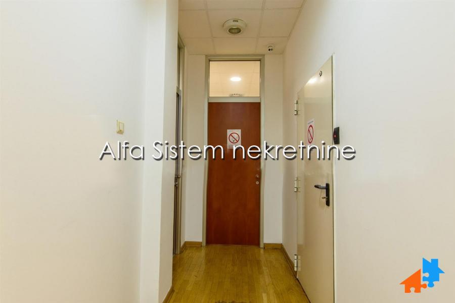 Izdavanje: Poslovni prostor 335 m², Bežanijska kosa – Beograd