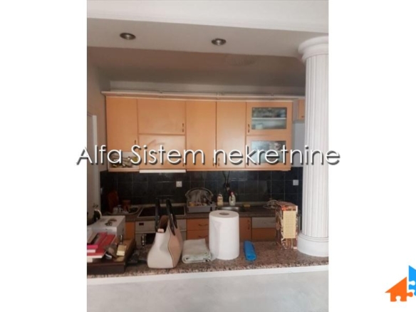 Izdavanje: Petosoban stan 150 m², Karaburma – Beograd