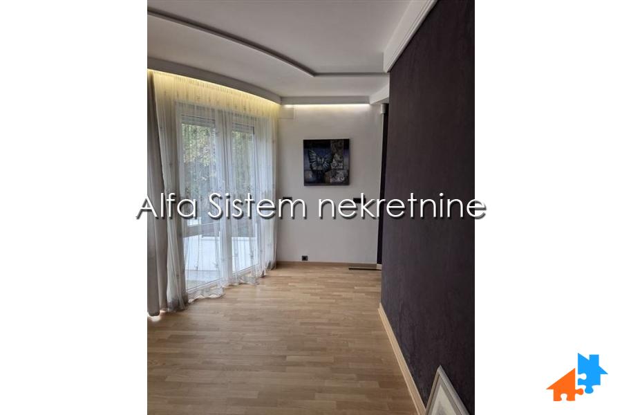 Izdavanje: Četvorosoban stan 150 m², Savski venac – Beograd