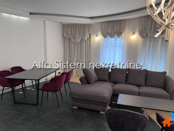 Izdavanje: Četvorosoban stan 150 m², Savski venac – Beograd