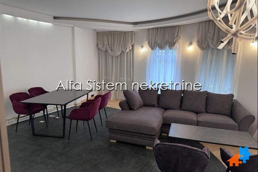 Izdavanje: Četvorosoban stan 150 m², Savski venac – Beograd